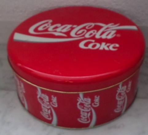07653-1 € 3,00 coca cola voorraadblik 20cm doorsnee 11 cm hoog.jpeg